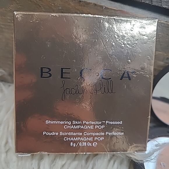 Becca Shimmering Skin Perfector Pressed Highlighter - Champagne Pop, 8 g - Picture 2 of 6